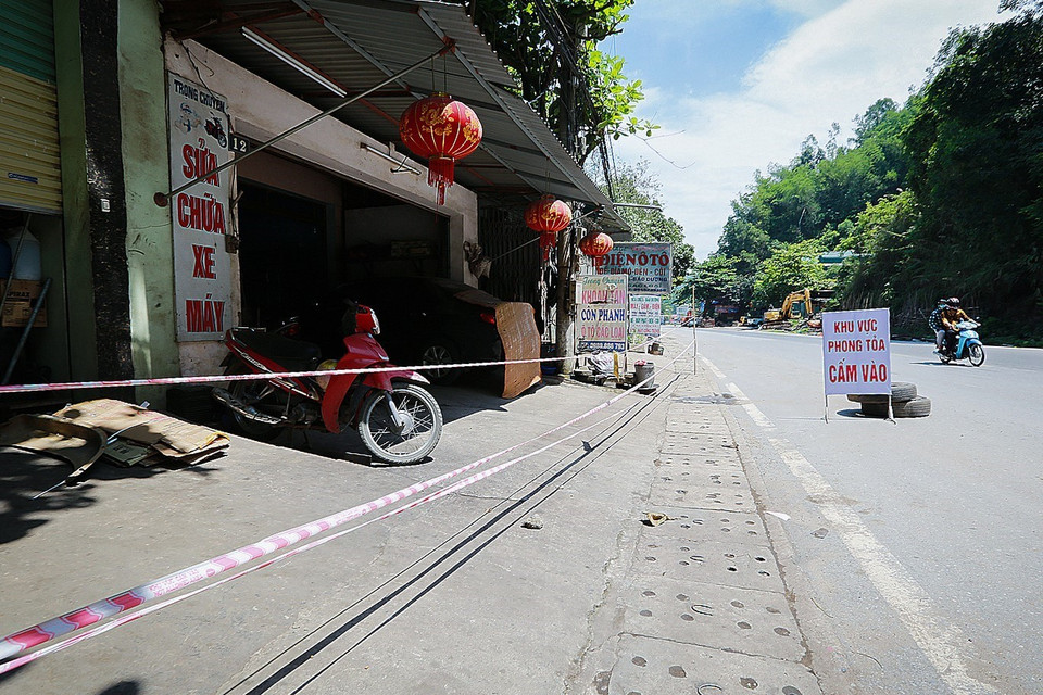 Quanh khu vực quán cơm Ngọc Bích nơi BN3273 tiếp xúc ca dương tính SARS-CoV-2 (BN3147 - công nhân một xưởng công nghiệp ở Bắc Ninh) tổ 15, phường Đồng Tiến, thành phố Hòa Bình bị phong tỏa phòng chống dịch COVID-19. (Ảnh: Trọng Đạt/TTXVN)