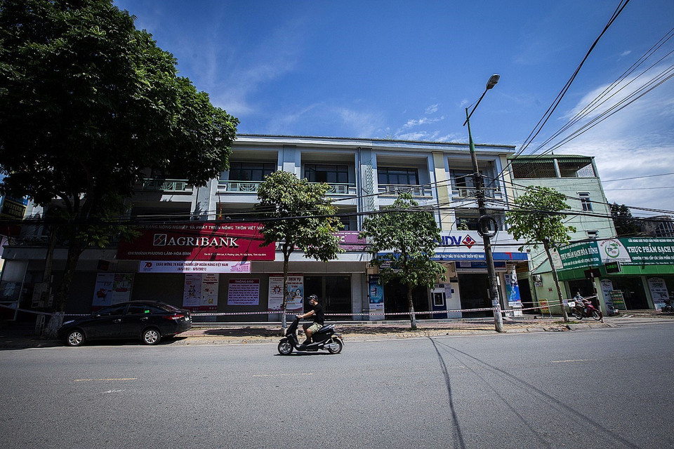 Ngân hàng Agribank và BIDV bị phong tỏa do liên quan đến bệnh nhân số 3274 có địa chỉ tại Cù Chính Lan-Tăng Bạt Hổ, P. Phương Lâm, thành phố Hòa Bình. (Ảnh: Trọng Đạt/TTXVN)