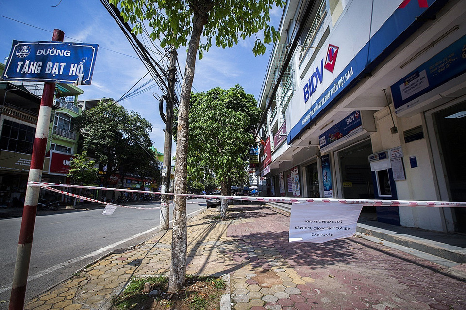 Ngân hàng Agribank và BIDV bị phong tỏa do liên quan đến bệnh nhân số 3274 có địa chỉ tại Cù Chính Lan-Tăng Bạt Hổ, P. Phương Lâm, thành phố Hòa Bình, tỉnh Hòa Bình. (Ảnh: Trọng Đạt/TTXVN)