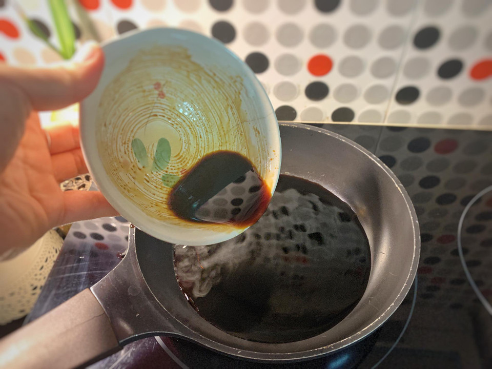 Đun sôi hỗn hợp nước sốt trên bếp. (Ảnh: Đậu Đậu/Vietnam+)