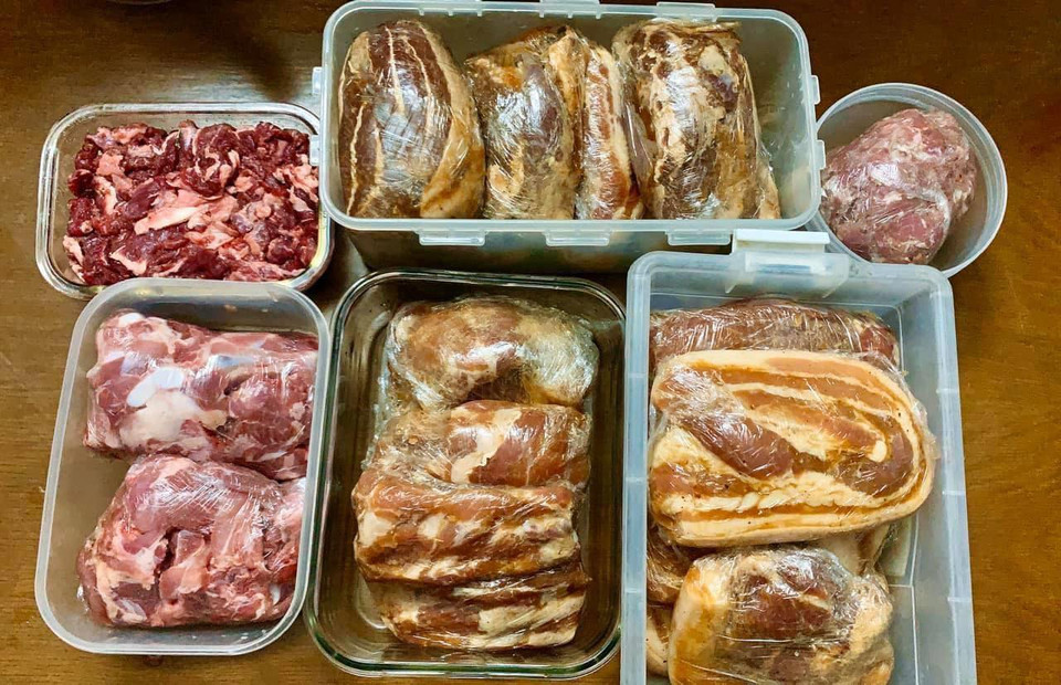 Như trong hình là 8kg bao gồm thịt bò, thị lượn, sườn sau khi làm sạch, tẩm ướp chuẩn bị đem cấp đông. Một nửa tẩm ướp dùng cho các món chiên, nướng, số còn lại không tẩm ướp để chế biến sau tùy thích. (Ảnh: Đậu Đậu/Vietnam+)