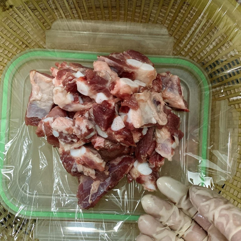 Sườn ninh không ướp gia vị, cũng rửa sạch, để ráo nước rồi chia bữa cuốn màng bọc. (Ảnh: Đậu Đậu/Vietnam+)