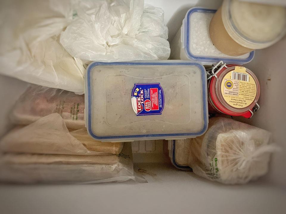 Thực phẩm được bọc kín trong hộp rồi cấp đông ở nhiệt độ tối thiểu -18 độ C để giữ được hương vị thơm ngon trong thời gian dài (vì thế cần một chiếc tủ lạnh tốt đáp ứng được mức nhiệt độ này). Ngoài thịt, sườn, gia đình có thể cấp đông cá, tôm, gà... (Ảnh: Đậu Đậu/Vietnam+)