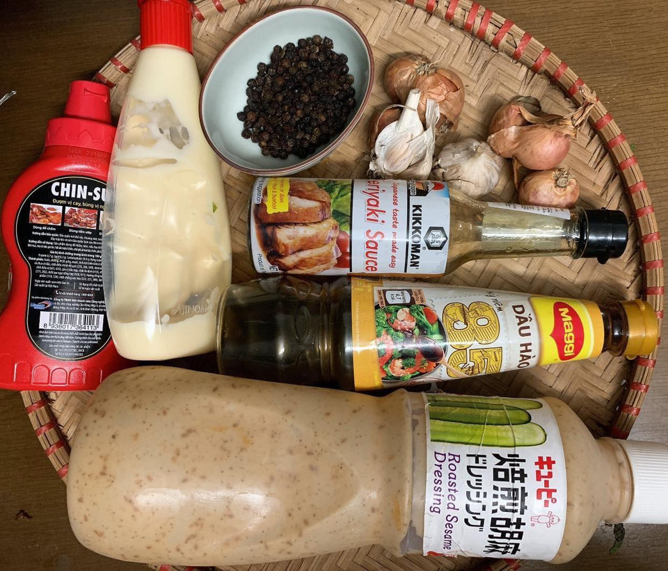 Gia vị tẩm ướp gồm: nước tương Kikoman, dầu hào, chút xíu hạt dổi, gia vị, đường, tiêu, vài lá hương thảo và thêm dầu ăn nếu nguyên liệu sau này dùng chiên bằng nồi chiên không dầu. Ngoài ra, thịt sau khi chế biến dùng kèm sốt mè rang để trộn salad; tương ớt và mayonnaise trộn chung để chấm thịt nướng... và thêm sốt tùy khẩu vị gia đình. (Ảnh: Đậu Đậu/Vietnam+)