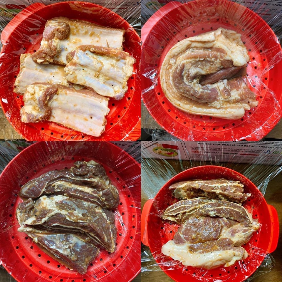 Để ngấm 20 phút rồi cuốn màng bọc thực phẩm hoặc túi sinh học. (Ảnh: Đậu Đậu/Vietnam+)