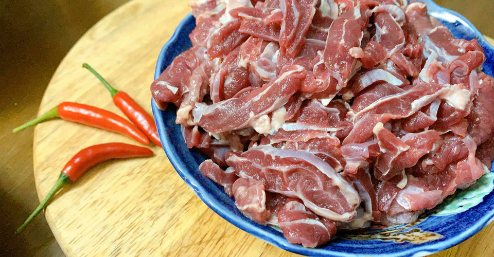 Chọn thịt bò tươi. (Ảnh: Đậu Đậu/Vietnam+)