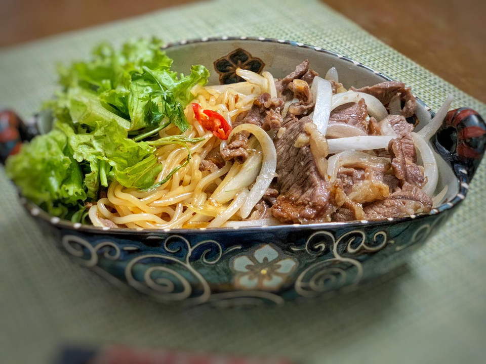 Bún bò trộn là món ăn sáng phù hợp với tiết trời mùa Hè nóng nực miền Bắc. (Ảnh: Đậu Đậu/Vietnam+)