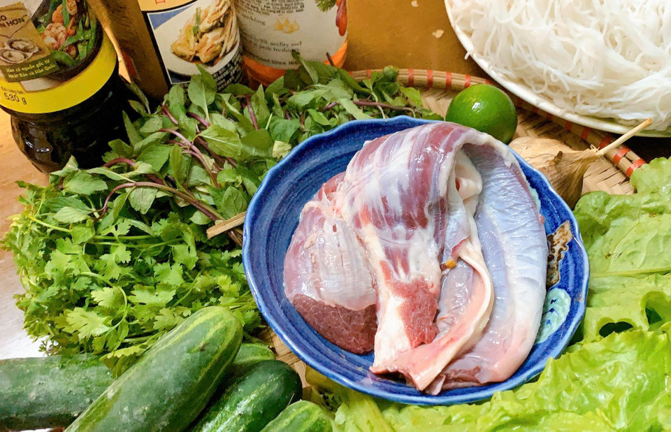 Nguyên liệu: Dầu mè, xì dầu càng cua, sốt chanh leo, đường, muối, tiêu; rau thơm các loại, dưa chuột, hành tây, lạc rang; 400gr thịt bò; 1kg bún. (Ảnh: Đậu Đậu/Vietnam+)