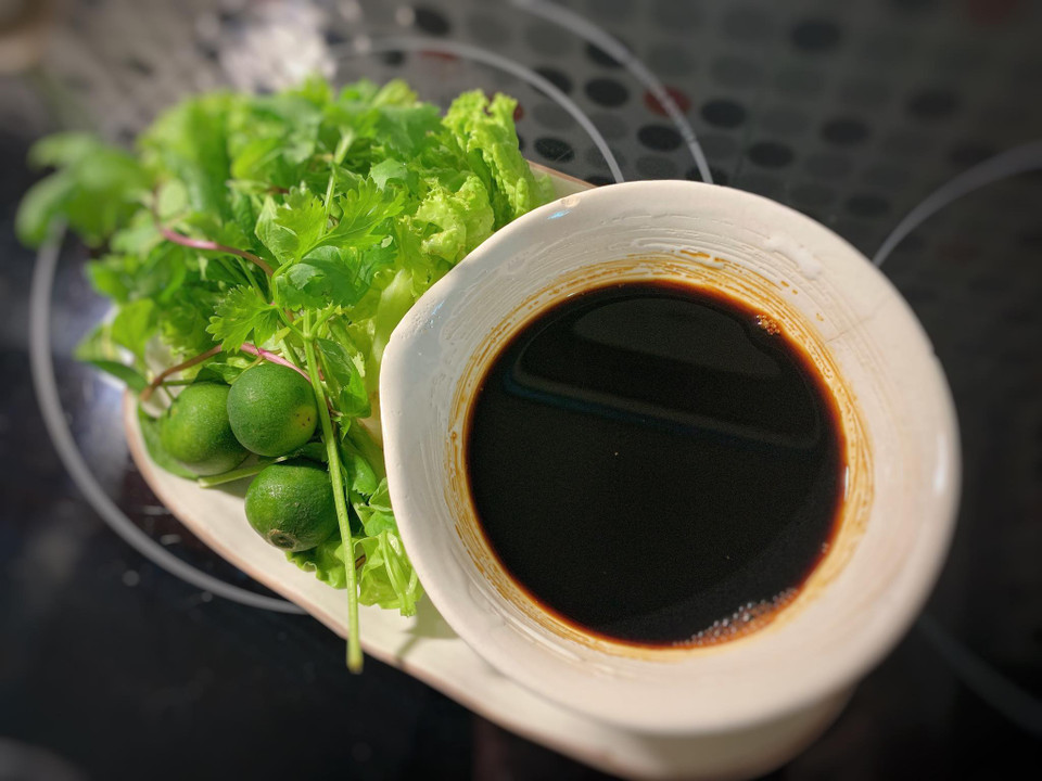 Hỗ hợp dầu mè, xì dầu càng cua, 1 thìa sốt chanh leo, đường, chút muối vừa khẩu vị. (Ảnh: Đậu Đậu/Vietnam+)