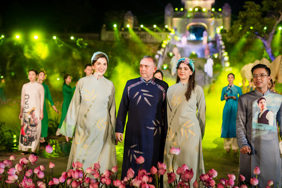 Bộ sưu tập của nhà thiết kế Trịnh Thị Bích Thủy cùng khách mời là đại sứ Peru tại Việt Nam và gia đình ông. (Ảnh: CTV/Vietnam+)