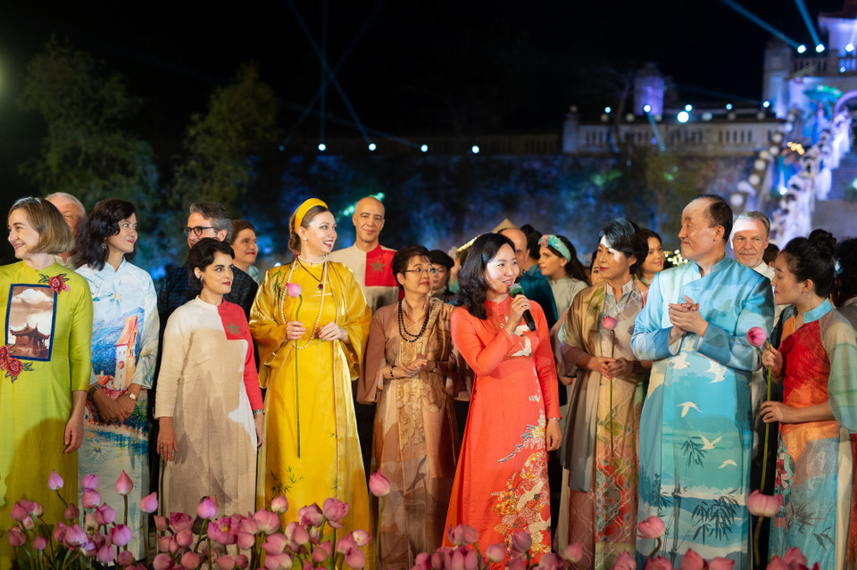 Yên Tử càng trở nên đặc biệt linh thiêng từ thế kỷ 13, khi đức vua anh minh Trần Nhân Tông từ bỏ ngai vàng lên Yên Tử tu hành, giác ngộ Phật, trở thành vị hoàng đế duy nhất đắc quả vị Phật. Ngài sáng lập và trở thành Sơ tổ của Thiền phái Trúc Lâm, dòng thiền mang đậm bản sắc Việt. Từ đó, Yên Tử trở thành thánh địa Phật giáo Đại Việt và là nơi phát tích của Phật giáo Việt Nam. (Ảnh: CTV/Vietnam+)