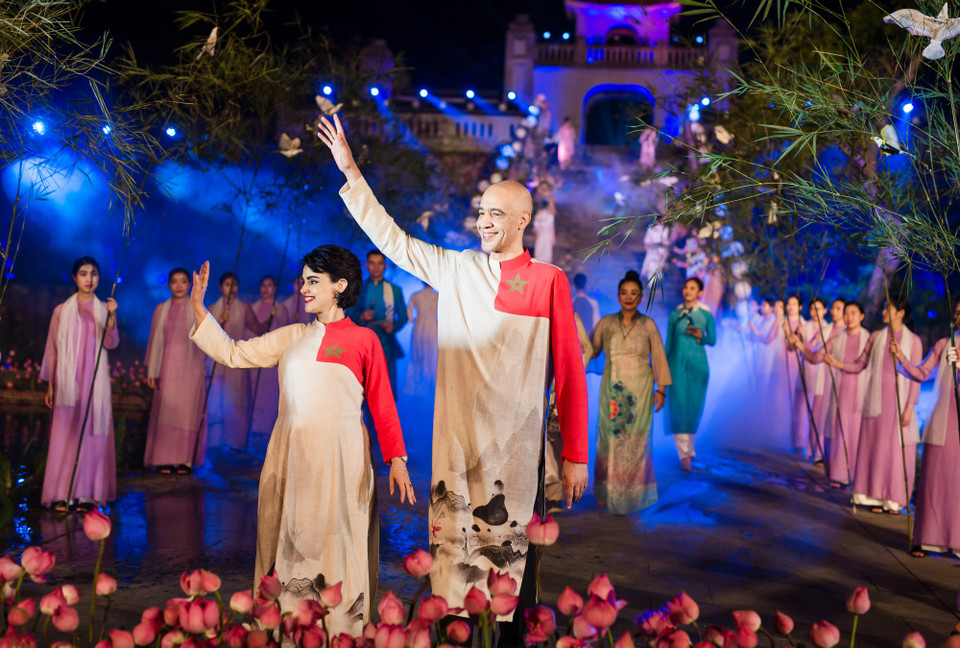 Bộ sưu tập của nhà thiết kế Trung Beret cùng khách mời là đại sứ Morocco tại Việt Nam và phu nhân. (Ảnh: CTV/Vietnam+)