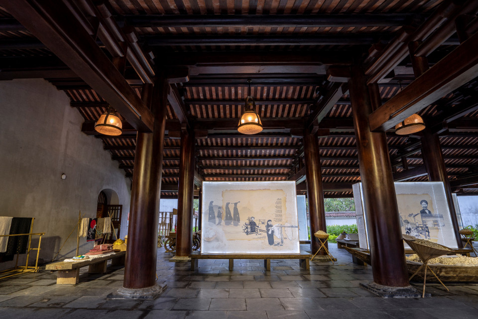 Trong không gian tĩnh tại, mỗi người cảm nhận sâu hơn tình cảm và nét đẹp truyền thống đặc sắc riêng có của Việt Nam lưu truyền từ bao đời nay. (Ảnh: CTV/Vietnam+)