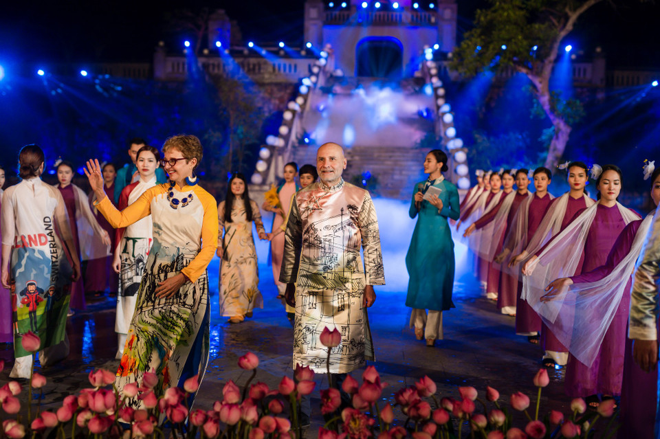 Bộ sưu tập của nhà thiết kế Thanh Thúy cùng khách mời là gia đình đại sứ Italy tại Việt Nam. (Ảnh: CTV/Vietnam+)