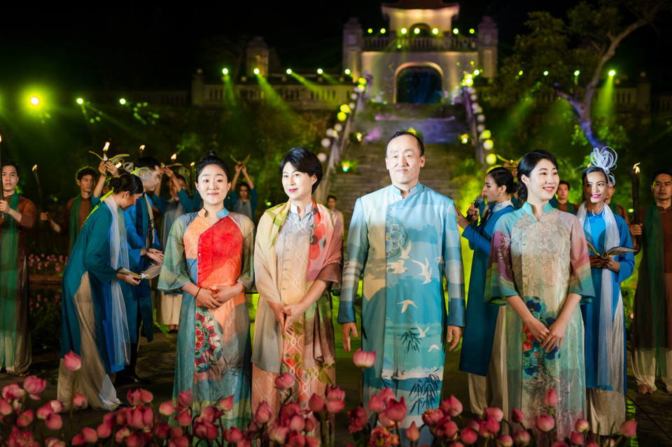 Trưởng đại diện WHO tại Việt Nam, ông Kidong Park và gia đình. (Ảnh: CTV/Vietnam+)