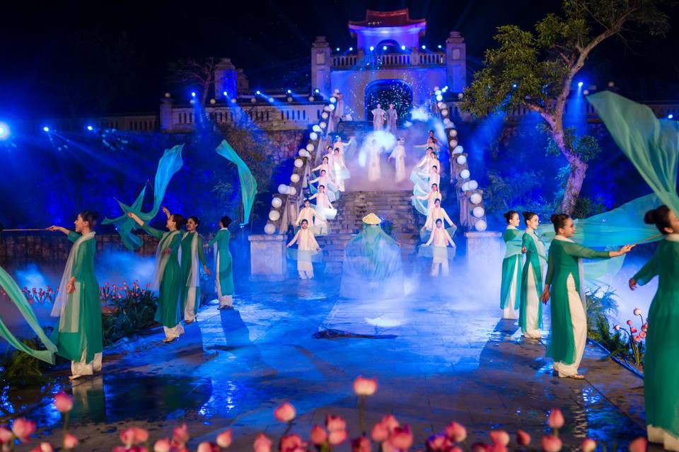 Chương trình quy tụ hơn 300 diễn viên, nghệ sỹ, người mẫu nổi tiếng, khách mời trình diễn áo dài, vũ đạo cùng hiệu ứng ánh sáng kết hợp với ca từ đầy chất thiền. Qua đó, vẻ đẹp của tà áo dài truyền thống, khí trời Yên Tử, của những di sản văn hóa tinh thần thêm phần sống động trong mỗi người Việt Nam và trong mắt các bạn bè quốc tế. (Ảnh: CTV/Vietnam+)