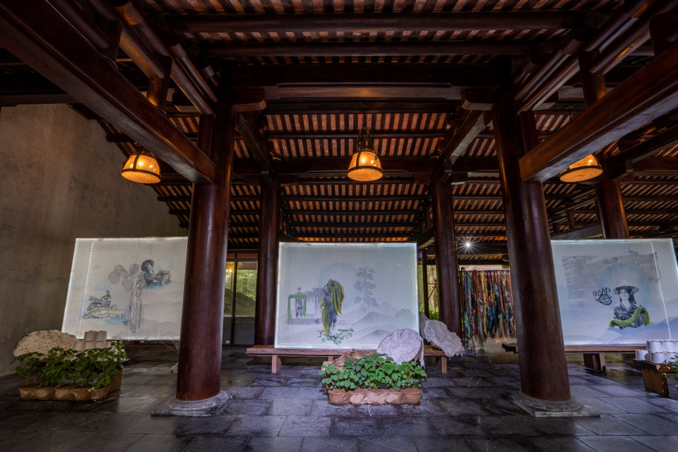 Sự kiện mở màn với triển lãm về nghề sản xuất tơ tằm và sợi gai truyền thống để cho ra nhiều chất liệu vải đa dạng, sang trọng, mộc mạc và thấm đẫm cái tình của người Việt. (Ảnh: CTV/Vietnam+)