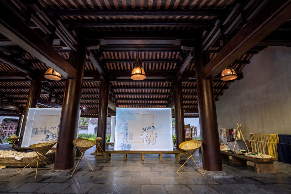 Đặc biệt, bên hồ Ngoạn Nguyệt, 15 bộ sưu tập áo dài của các nhà thiết kế nổi tiếng Việt Nam như: Minh Hạnh, Cao Minh Tiến, Ngọc Hân, Huệ Thi, Trung Beret, cố nhà thiết kế Chula Diego… lấy cảm hứng từ câu chuyện về núi Yên Tử được trình diễn đầy nghệ thuật với khách mời đặc biệt là các đại sứ, phu nhân đại sứ và các thành viên trong gia đình, đại diện UNESCO và WHO tại Việt Nam. (Ảnh: CTV/Vietnam+)