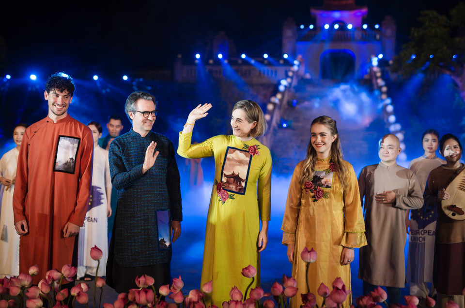 Bộ sưu tập của nhà thiết kế Cao Minh Tiến cùng khách mời là gia đình đại sứ EU tại Việt Nam. (Ảnh: CTV/Vietnam+)