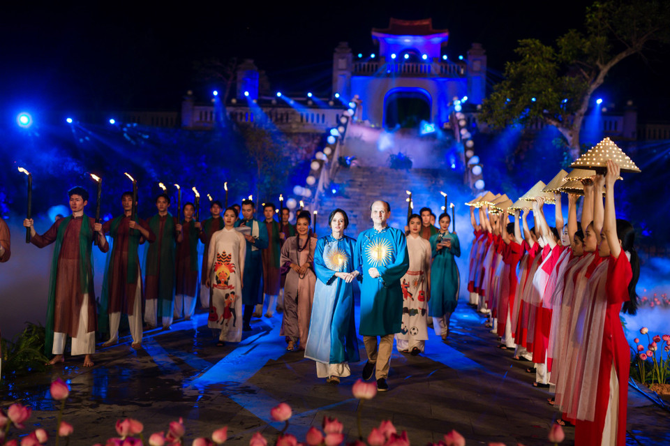 Bộ sưu tập của nhà thiết kế Huệ Thi cùng khách mời là đại sứ Argentina tại Việt Nam và phu nhân. (Ảnh: CTV/Vietnam+)