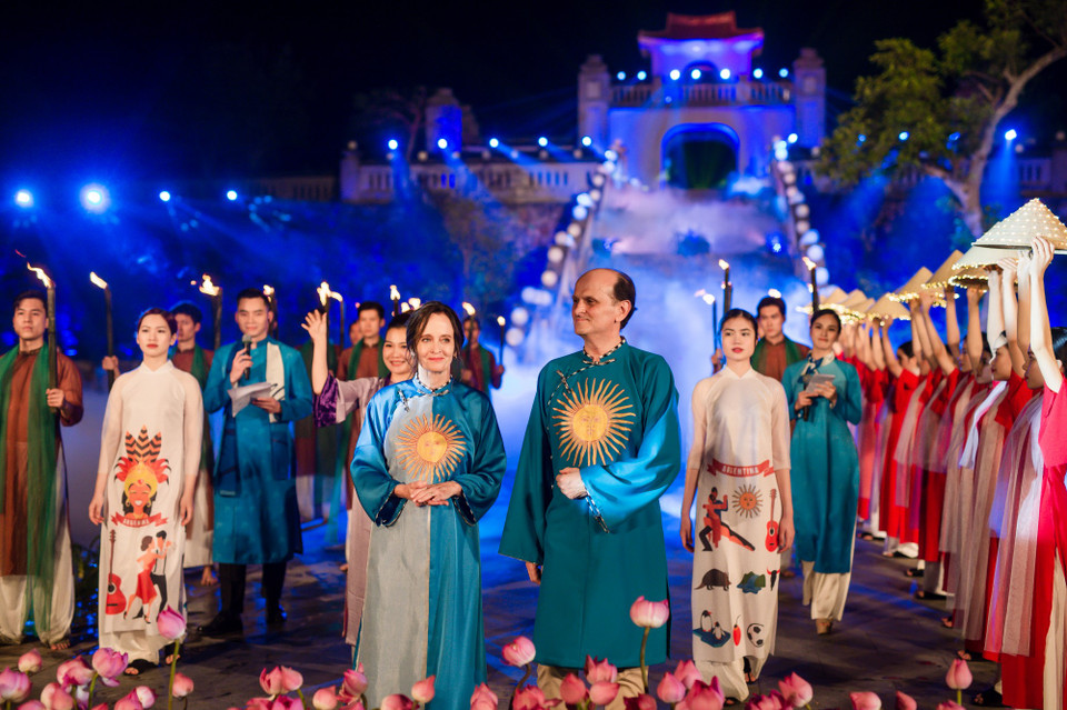 Sau thành công của sự kiện mở màn của chương trình 'Festival Áo dài Quảng Ninh 2022-Miền Di sản' tại Yên Tử, sự kiện tiếp theo sẽ diễn ra vào tối 29/4 và 1/5 tại bờ biển Vịnh Bái Tử Long với sự tham gia của nhà thiết kế Minh Hạnh cùng nhiều nhà thiết kế và hàng trăm ca sỹ, nghệ sỹ nổi tiếng trong cả nước. (Ảnh: CTV/Vietnam+)