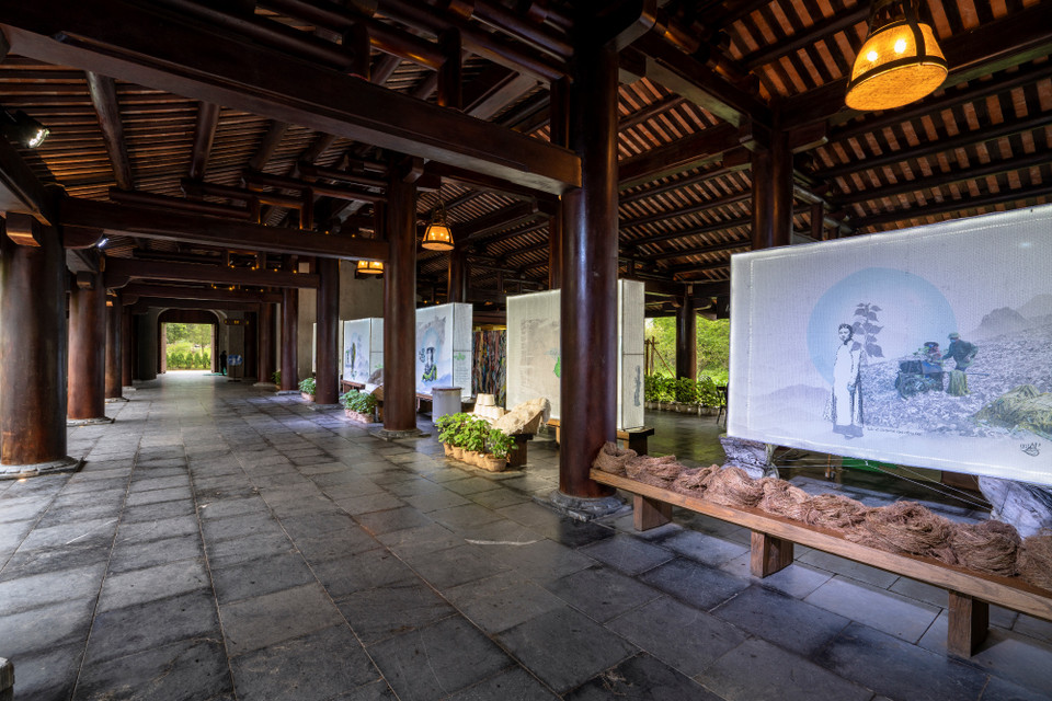 Chương trình triển lãm và biểu diễn nghệ thuật nằm trong khuôn khổ 'Festival Áo Dài Quảng Ninh 2022–Miền Di Sản, Tâm Thân An Tịnh' vừa được tổ chức tại Trung tâm Văn hóa Trúc Lâm dưới chân núi Yên Tử. (Ảnh: CTV/Vietnam+)