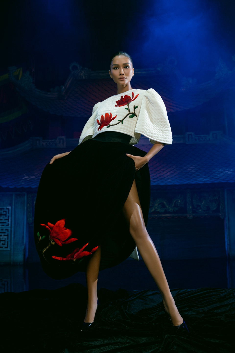 Trong “Có một mùa Đông như thế,” áo chần bông tiếp tục là “đặc sản” của nhà tạo mẫu với điểm nhấn xuyên suốt là những bông hoa tạo khối 4D mang đến cảm xúc của sự trỗi dậy, vươn lên khỏi lạnh giá. (Ảnh: CTV/Vietnam+)