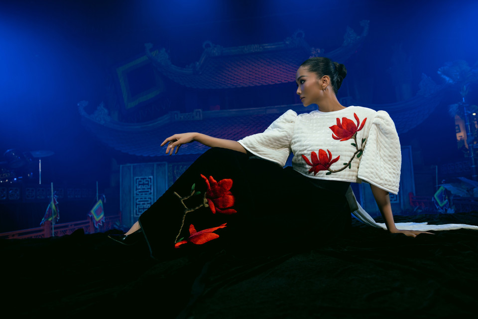 Trong không gian đậm chất nghệ thuật tại Nhà hát múa rối Thăng Long, nàng hậu đã diện một số thiết kế mới mang vẻ đẹp dân tộc, tinh hoa văn hóa độc đáo, như một lời tự sự về truyền thống, về sức sống mãnh liệt giữa mùa Đông Hà Nội. (Ảnh: CTV/Vietnam+)