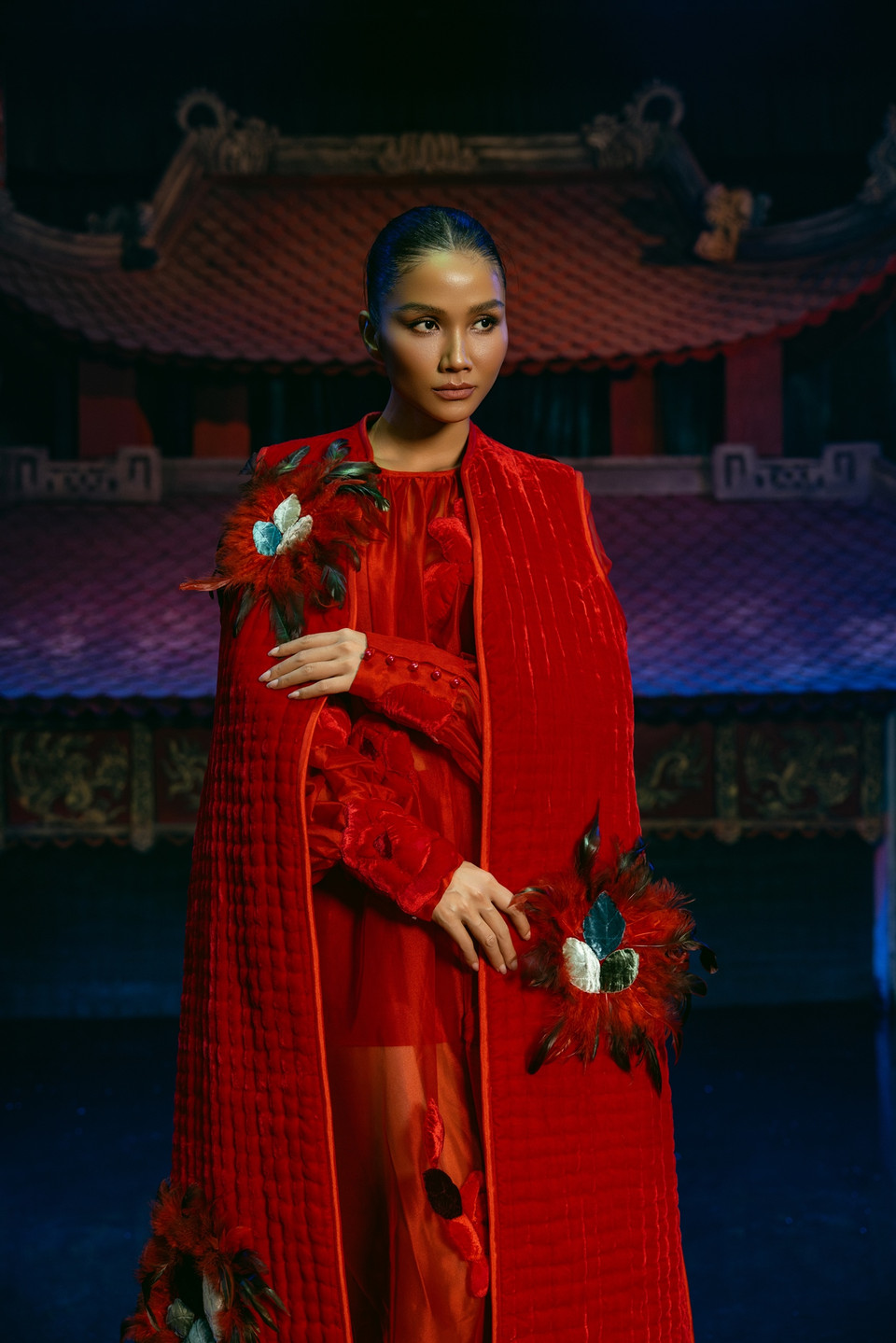 Vẻ sang trọng, quý phái trong một thiết kế chần bông kết hợp với lụa. (Ảnh: CTV/Vietnam+)