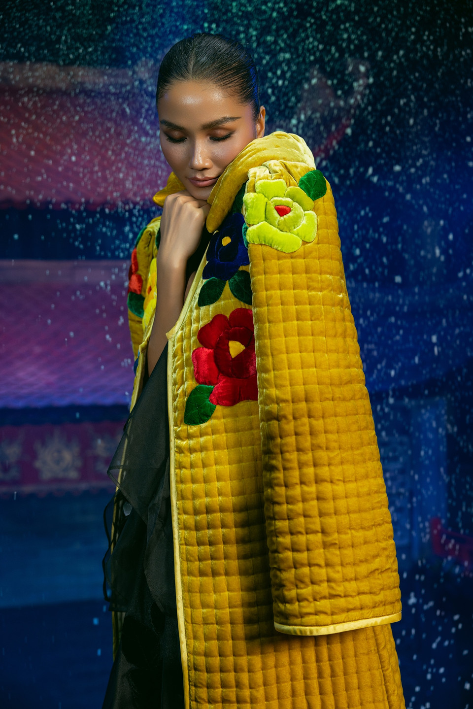 Bộ sưu tập không chỉ là sự kết hợp giữa áo chần bông truyền thống và phong cách thiết kế hiện đại mà còn gửi gắm cảm xúc sâu lắng của một mùa đông mềm mại, ấm áp. (Ảnh: CTV/Vietnam+)