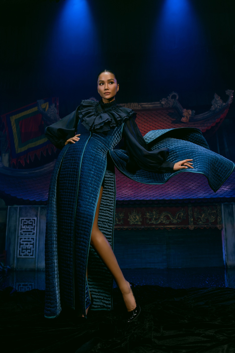 Nhà thiết kế Đức Hùng tung bộ ảnh đánh dấu sự kết hợp lần đầu tiên với “nàng thơ mới” - Hoa hậu H’Hen Niê trong bộ sưu tập lần này. (Ảnh: CTV/Vietnam+)