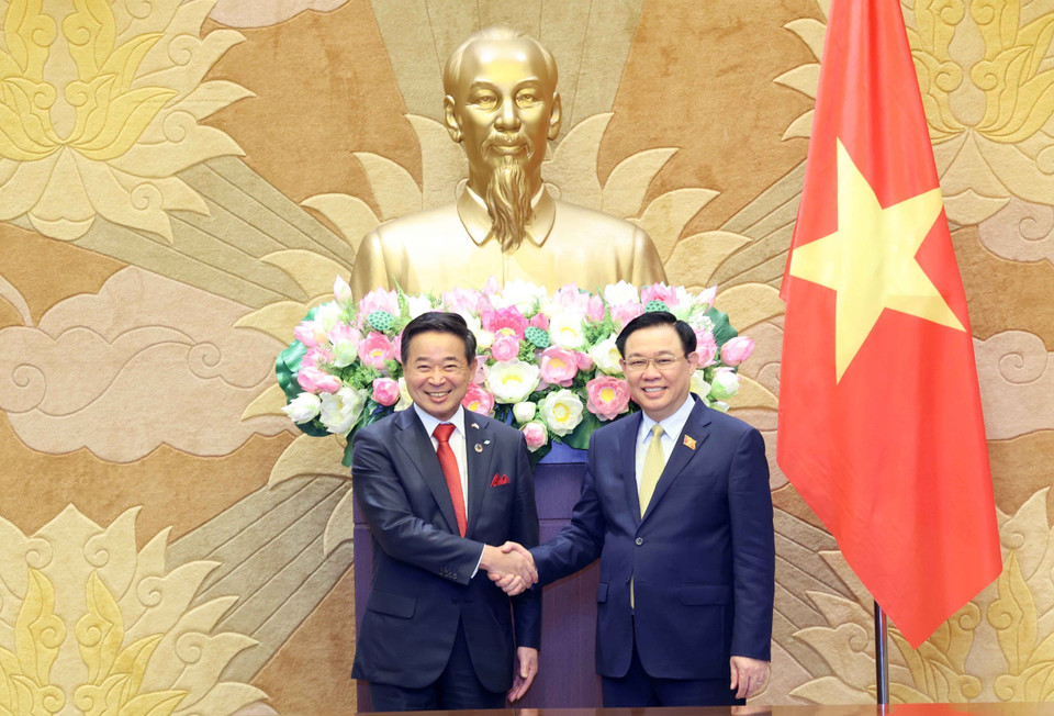 Chủ tịch Quốc hội Vương Đình Huệ với đồng Chủ tịch Ủy ban Kinh tế Nhật-Việt Masayuki Hyodo. (Ảnh: Nhan Sáng/TTXVN)