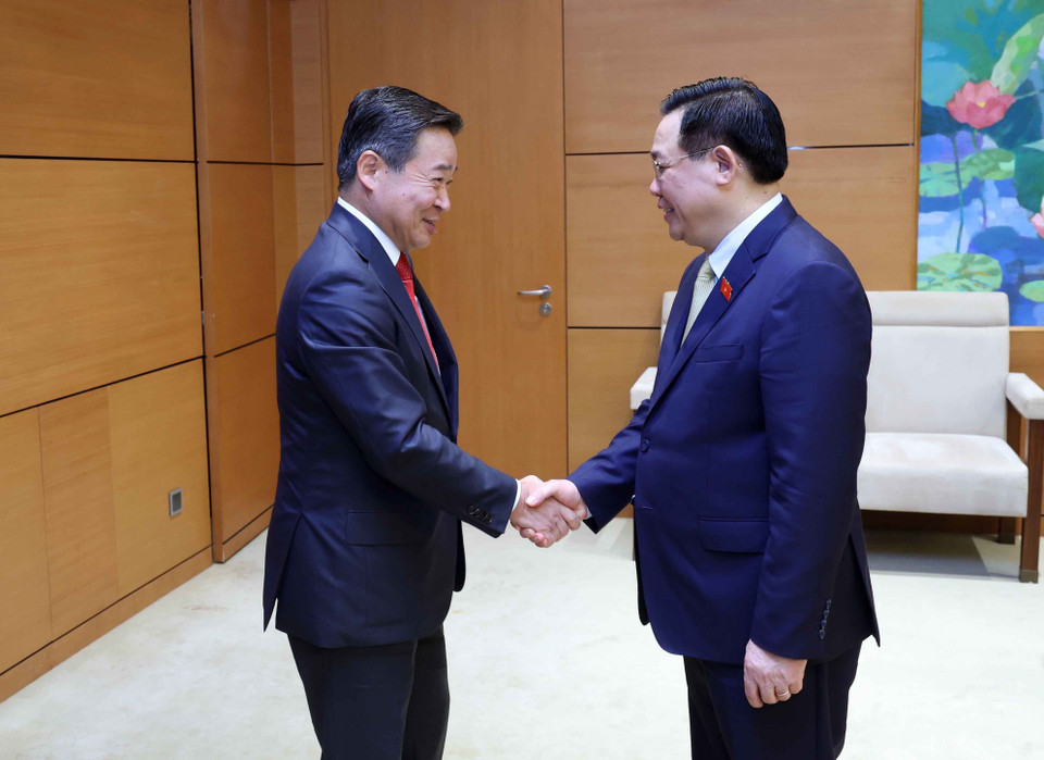 Chủ tịch Quốc hội Vương Đình Huệ với đồng Chủ tịch Ủy ban Kinh tế Nhật-Việt Masayuki Hyodo. (Ảnh: Nhan Sáng/TTXVN)