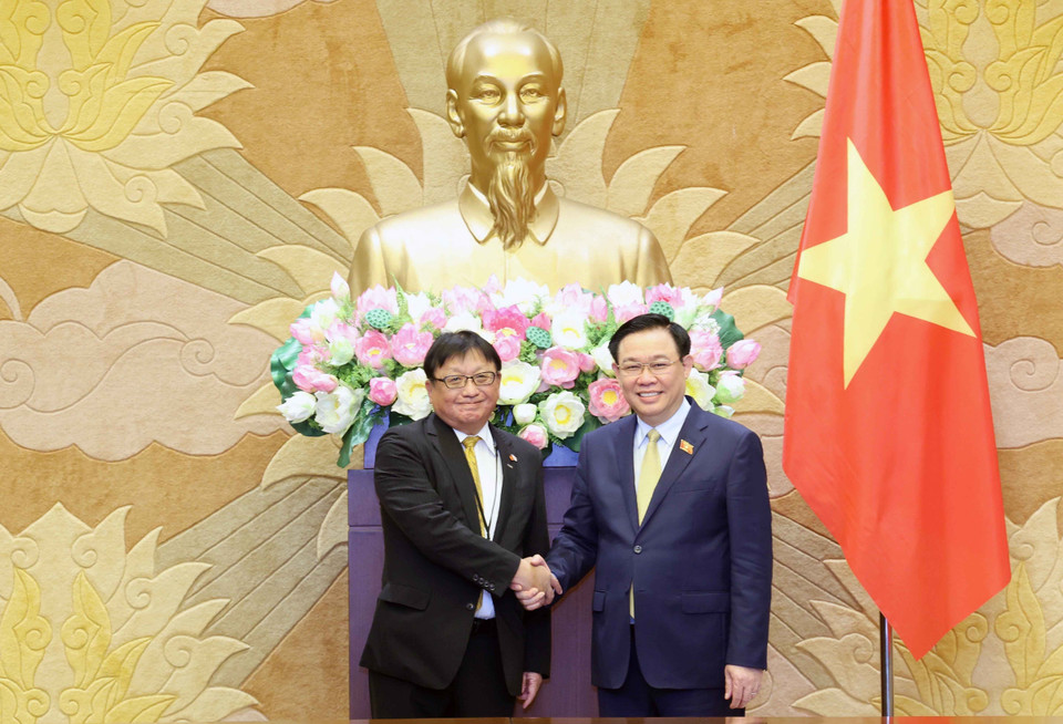 Chủ tịch Quốc hội Vương Đình Huệ với đồng Chủ tịch Ủy ban Kinh tế Nhật-Việt Masayoshi Fujimoto. (Ảnh: Nhan Sáng/TTXVN)