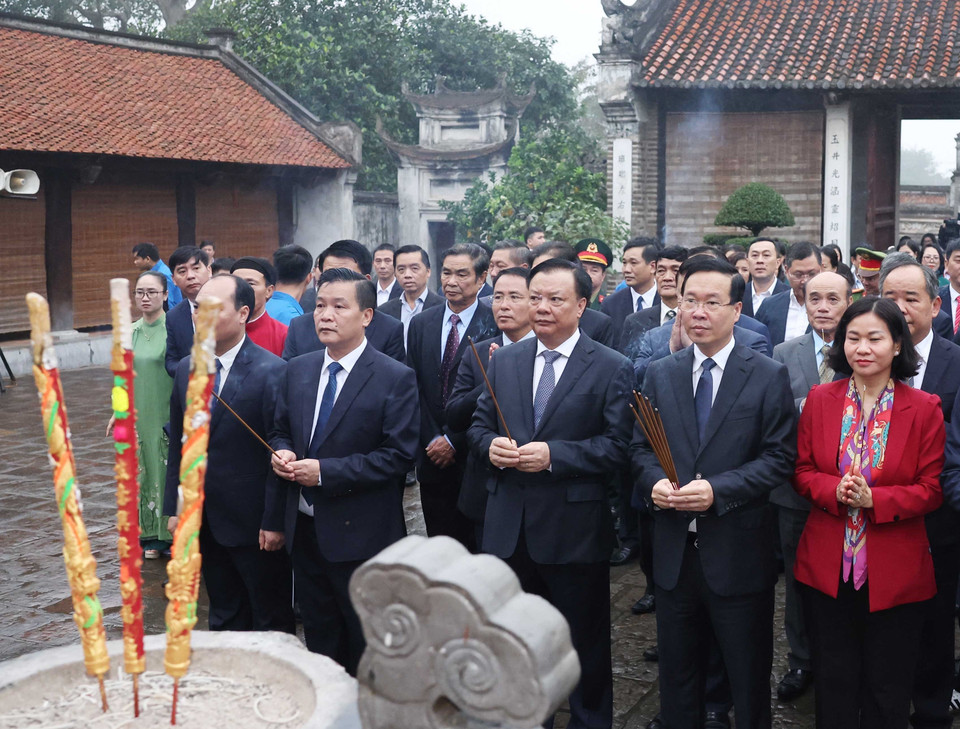 Chủ tịch nước Võ Văn Thưởng và các đại biểu dâng hương tưởng niệm tại Di tích Quốc gia Đặc biệt Cổ Loa. (Ảnh: Thống Nhất/TTXVN)