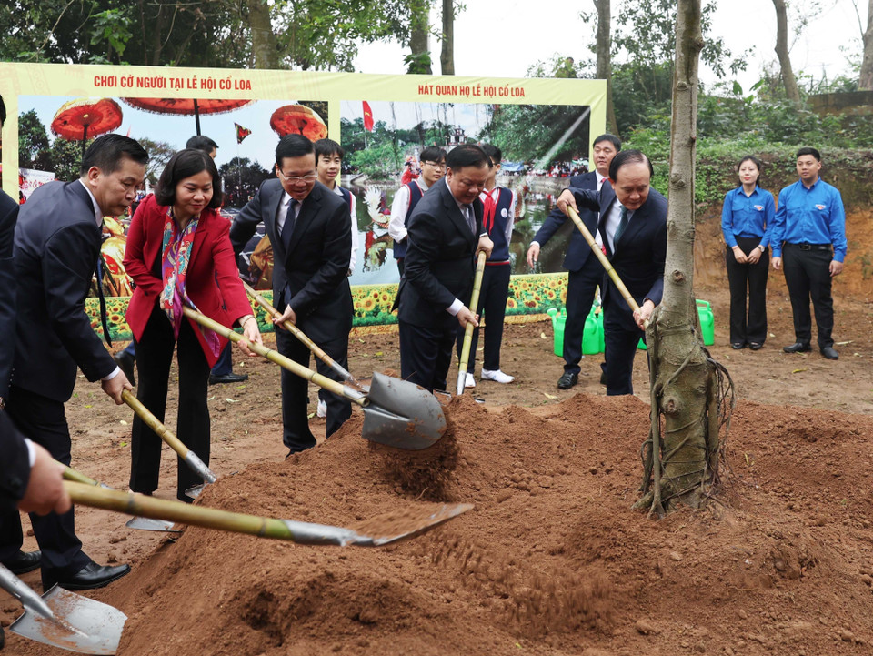 Chủ tịch nước Võ Văn Thưởng cùng các đại biểu trồng cây lưu niệm tại khuôn viên Di tích Quốc gia Đặc biệt Cổ Loa. (Ảnh: Thống Nhất/TTXVN)