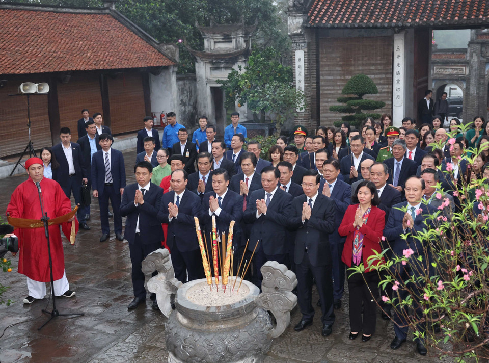 Chủ tịch nước Võ Văn Thưởng và các đại biểu dâng hương tưởng niệm tại Di tích Quốc gia Đặc biệt Cổ Loa. (Ảnh: Thống Nhất/TTXVN)