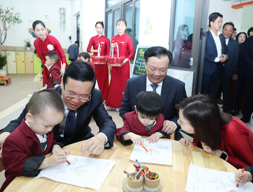 Chủ tịch nước Võ Văn Thưởng và Bí thư Thành ủy Hà Nội Đinh Tiến Dũng với các cháu nhi đồng Trường Mầm non Phúc Lộc, xã Uy Nỗ, huyện Đông Anh. (Ảnh: Thống Nhất/TTXVN)