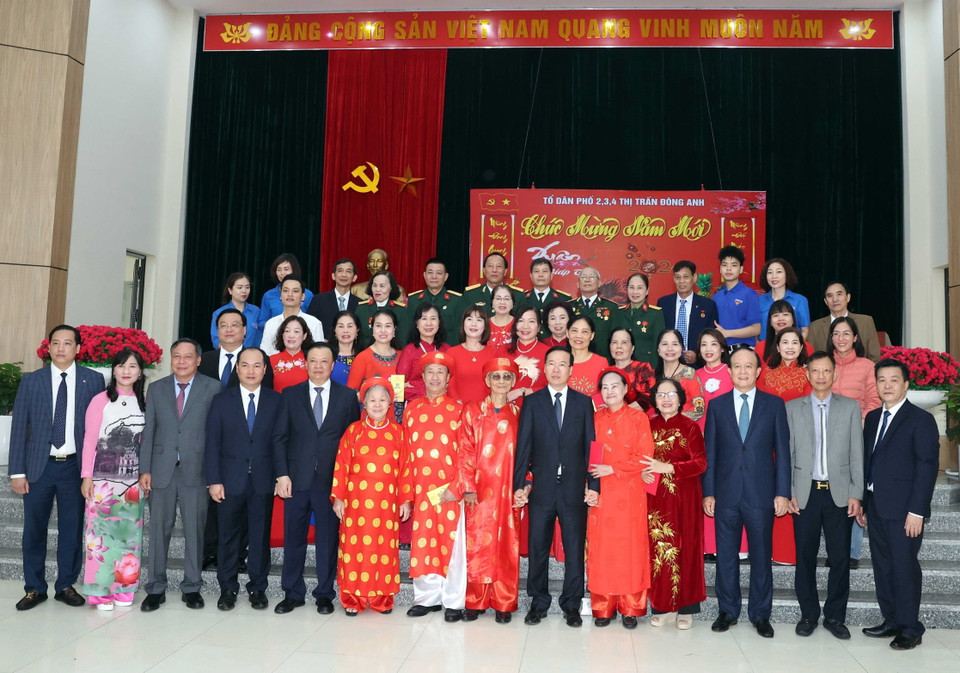 Chủ tịch nước Võ Văn Thưởng thăm hỏi, chúc Tết các cụ cao niên và nhân dân tại Điểm sinh hoạt cộng đồng Nhà văn hóa tổ dân phố 2, 3, 4 thuộc thị trấn Đông Anh, huyện Đông Anh. (Ảnh: Thống Nhất/TTXVN)