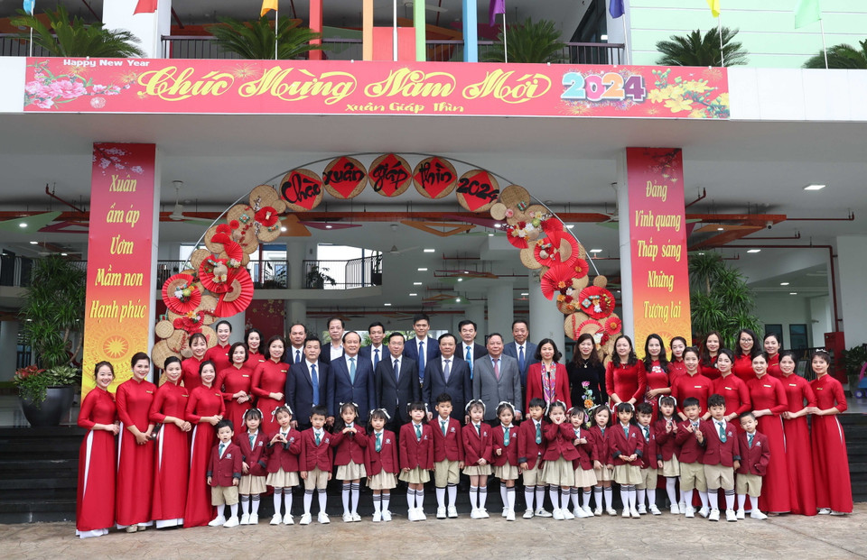 Chủ tịch nước Võ Văn Thưởng và đại biểu chụp ảnh chung với các cháu nhi đồng và thầy cô giáo Trường Mầm non Phúc Lộc, xã Uy Nỗ, huyện Đông Anh. (Ảnh: Thống Nhất/TTXVN)