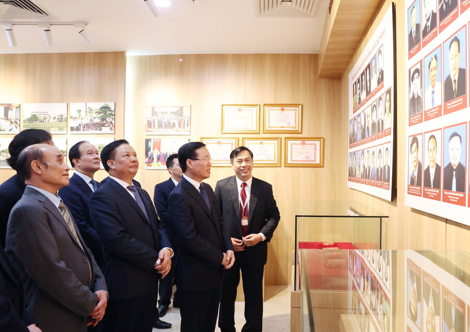 Chủ tịch nước Võ Văn Thưởng thăm Trung tâm Văn hóa-Thông tin và Thể thao huyện Đông Anh. (Ảnh: Thống Nhất/TTXVN)