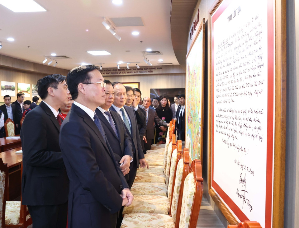 Chủ tịch nước Võ Văn Thưởng thăm Trung tâm Văn hóa-Thông tin và Thể thao huyện Đông Anh. (Ảnh: Thống Nhất/TTXVN)
