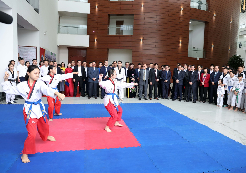 Chủ tịch nước Võ Văn Thưởng thăm Trung tâm Văn hóa-Thông tin và Thể thao huyện Đông Anh. (Ảnh: Thống Nhất/TTXVN)