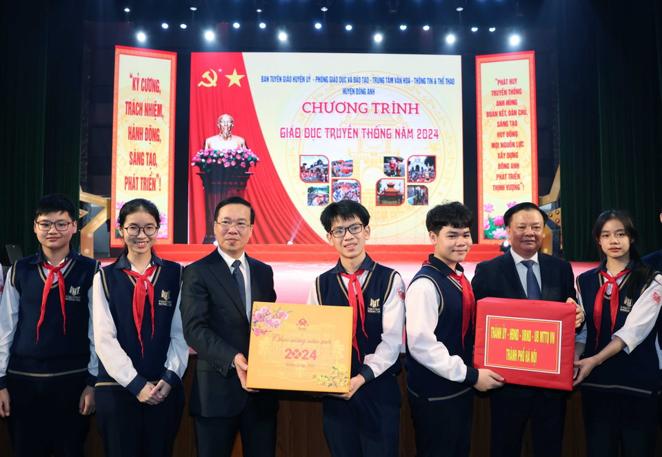 Chủ tịch nước Võ Văn Thưởng tặng quà cho học sinh tại tiết học giáo dục truyền thống tại Trung tâm Văn hóa-Thông tin và Thể thao huyện Đông Anh. (Ảnh: Thống Nhất/TTXVN)