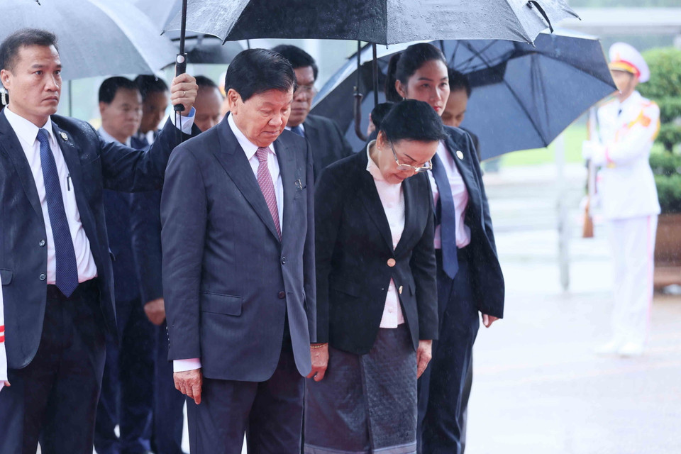 Tổng Bí thư, Chủ tịch nước Lào Thongloun Sisoulith cùng Phu nhân đặt vòng hoa và vào lăng viếng Chủ tịch Hồ Chí Minh. (Ảnh: An Đăng/TTXVN)