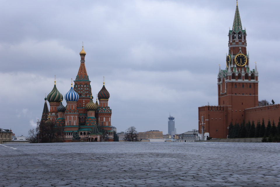 Quảng trưởng Đỏ không bóng người lui tới do chính quyền Moskva cấm tập trung nơi công cộng nhằm ngăn chặn sự lây lan của dịch bệnh COVID-19. (Ảnh: Trần Hiếu/Vietnam+)