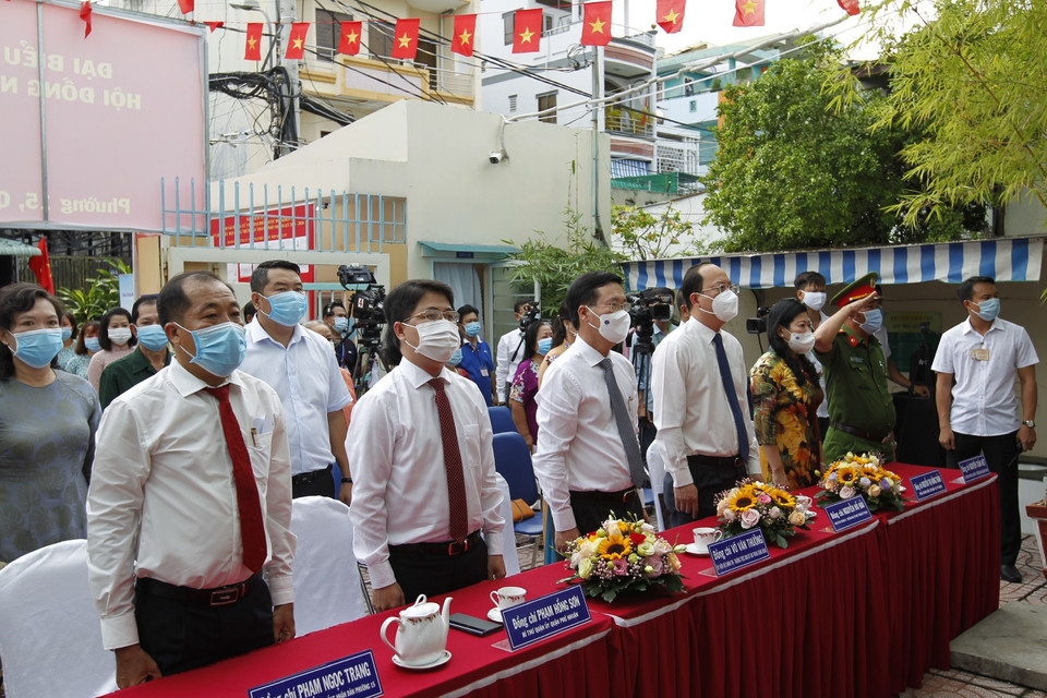 Ông Võ Văn Thưởng, Thường trực Ban Bí thư dự khai mạc bầu cử tại điểm bầu cử Trường Mầm non Sơn Ca 15, số 23 Trần Khắc Chân, phường 15, quận Phú Nhuận, Thành phố Hồ Chí Minh. (Ảnh: Thanh Vũ/TTXVN)
