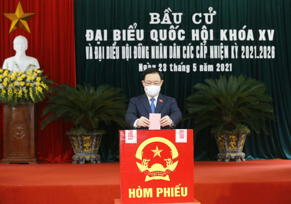 Chủ tịch Quốc hội Vương Đình Huệ bỏ phiếu tại khu vực bỏ phiếu số 1, thị trấn An Lão, huyện An Lão, thành phố Hải Phòng. (Ảnh: Doãn Tấn/TTXVN)