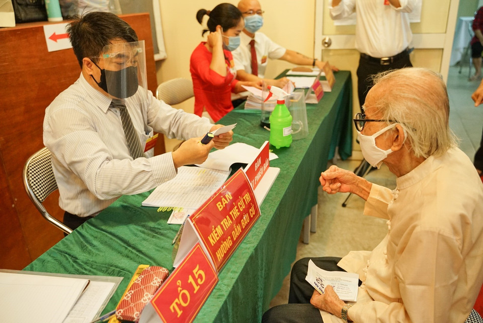 Cụ Lê Hữu Vị, 91 tuổi bỏ phiếu tại khu vực bỏ phiếu số 8, phường Việt Hưng, quận Long Biên, Hà Nội. (Ảnh: Khánh Hòa/TTXVN)