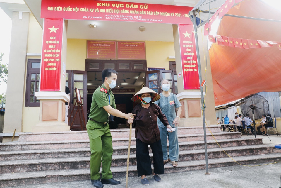 Các cử tri cao tuổi được giúp đỡ khi đi bầu cử tại điểm bầu cử xã Tự Nhiên, huyện Thường Tín, thành phố Hà Nội. (Ảnh: Trần Việt/TTXVN)